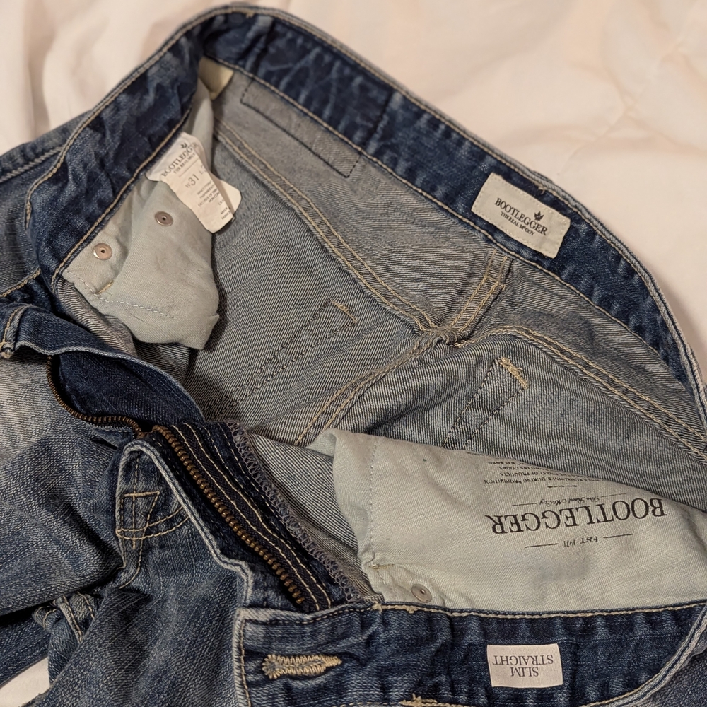 Classic Blue Straight-Leg Jeans with Vintage Fade - Picture 3 of 5